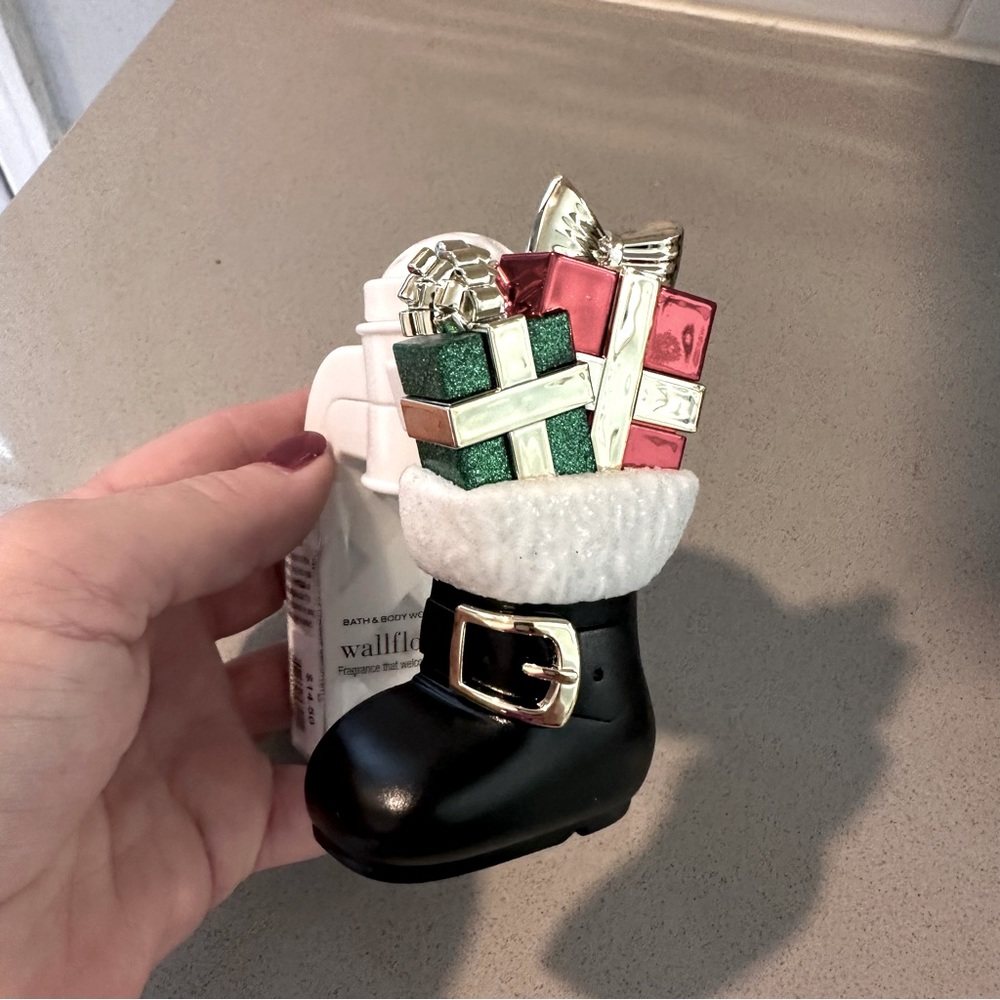 BBW Santa’s Boot Full of Gifts Wallflower Plug In